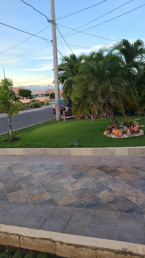 Caribbean Estates, 10 Mins From The Beach, Beautiful Gated Community Portmore Eksteriør billede