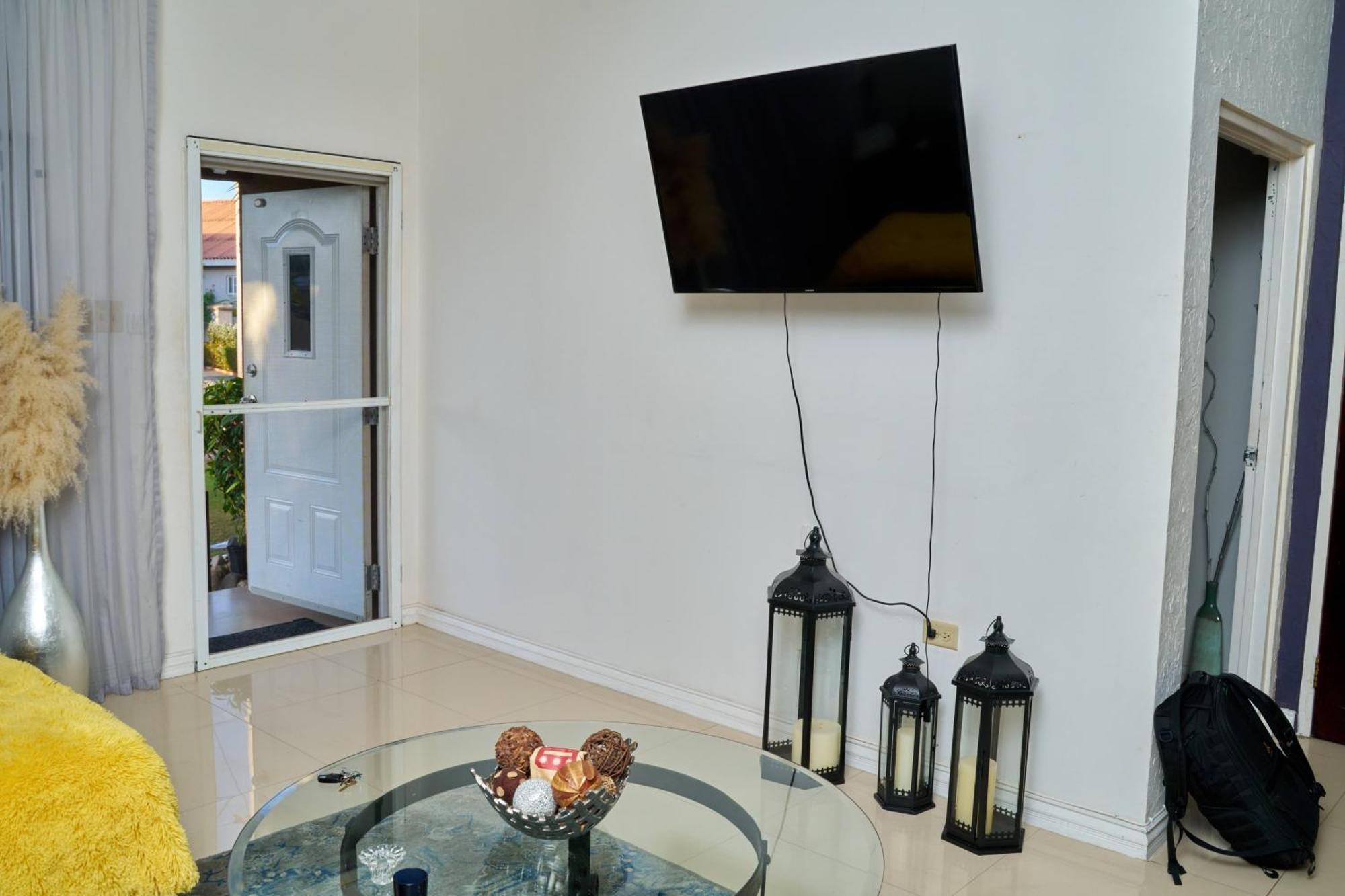 Caribbean Estates, 10 Mins From The Beach, Beautiful Gated Community Portmore Eksteriør billede